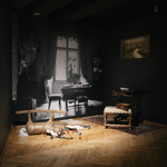 Muzeum Pamięci Sybiru- w ciemnym pokoju na podłodze leży koń na biegunach