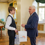 Prezydent Tadeusz Truskolaski wręcza nagrodę młodemu laureatowi
