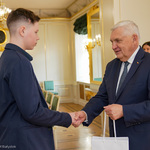 Prezydent Tadeusz Truskolaski wręcza nagrodę