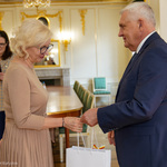 Kobieta otrzymuje nagrodę z rąk prezydenta Tadeusza Truskolaskiego