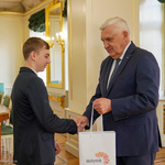 Laureat otrzymuje nagrodę z rąk prezydenta Tadeusza Truskolaskiego