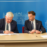 Prezydent Tadeusz Truskolaski oraz Wojewoda Podlaski Jacek Brzozowski podczas podpisywania umowy 