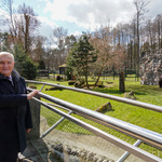Uśmiechnięty prezydent Tadeusz Truskolaski podziwia niedźwiedzie na wybiegu 