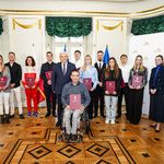 Pamiątkowe zdjęcie Prezydenta Tadeusza Truskolaskiego z nagrodzonymi stypendiami sportowcami