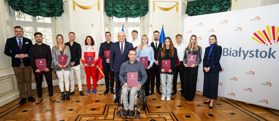 Pamiątkowe zdjęcie Prezydenta Tadeusza Truskolaskiego z nagrodzonymi stypendiami sportowcami