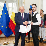 Młody sportowiec otrzymuje stypendium z rąk prezydenta Tadeusza Truskolaskiego 