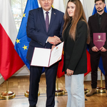 Prezydent Tadeusz Truskolaski wręcza kobiecie stypendium