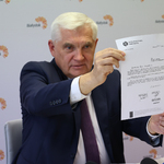 Prezydent Tadeusz Truskolaski prezentuje list