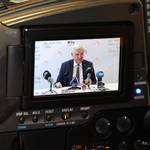 Prezydent Tadeusz Truskolaski podczas konferencji prasowej