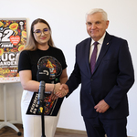 Prezydent Tadeusz Truskolaski ściska dłoń Natalii Stieszenko podczas konferencji prasowej 