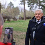 Prezydent Tadeusz Truskolaski stoi na podwórku, na którym znajduje się budynek przyszłego żłobka 