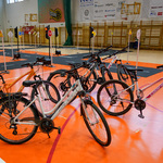 Pięć rowerów stoi na sali gimnastycznej