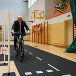 Prezydent Tadeusz Truskolaski porusza się rowerem po torze przeznaczonym do nauki poruszania się na ulicy