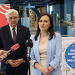 Zastępca Dyrektora Centrum Aktywności Społecznej Izabela Niewiarowska zabiera głos podczas konferencji prasowej