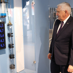 Prezydent Tadeusz Truskolaski zwiedzający EpiCentrum Nauki