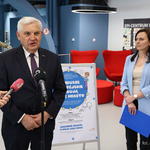 Prezydent Tadeusz Truskolaski przemawia podczas konferencji prasowej 