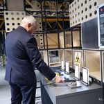 Prezydent Miasta Białegostoku podczas zwiedzania EpiCentrum 