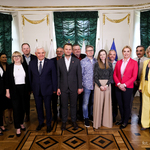 Prezydent Tadeusz Truskolaski pozuje do pamiątkowego zdjęcia z uczestnikami wydarzenia