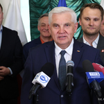 Prezydent Tadeusz Truskolaski zabiera głos podczas konferencji prasowej