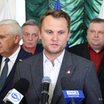 Poseł na Sejm Krzysztof Truskolaski zabiera głos podczas konferencji prasowej