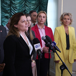 Radna Katarzyna Jamróz przemawia podczas konferencji prasowej