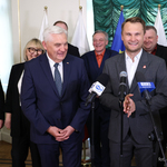 Uśmiechnięci uczestnicy konferencji prasowej