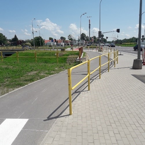 przejście dla pieszych oraz przejazd rowerowy w tle tunel