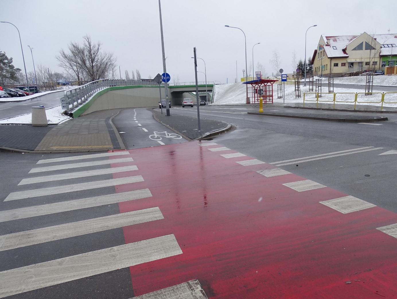 przejście dla pieszych oraz przejazd rowerowy w tle tunel