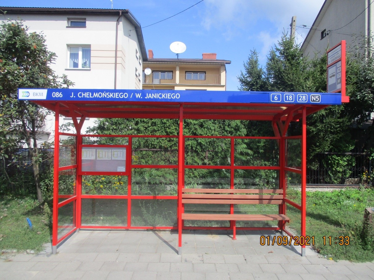 wiata przystankowa, w tle domy jednorodzinne