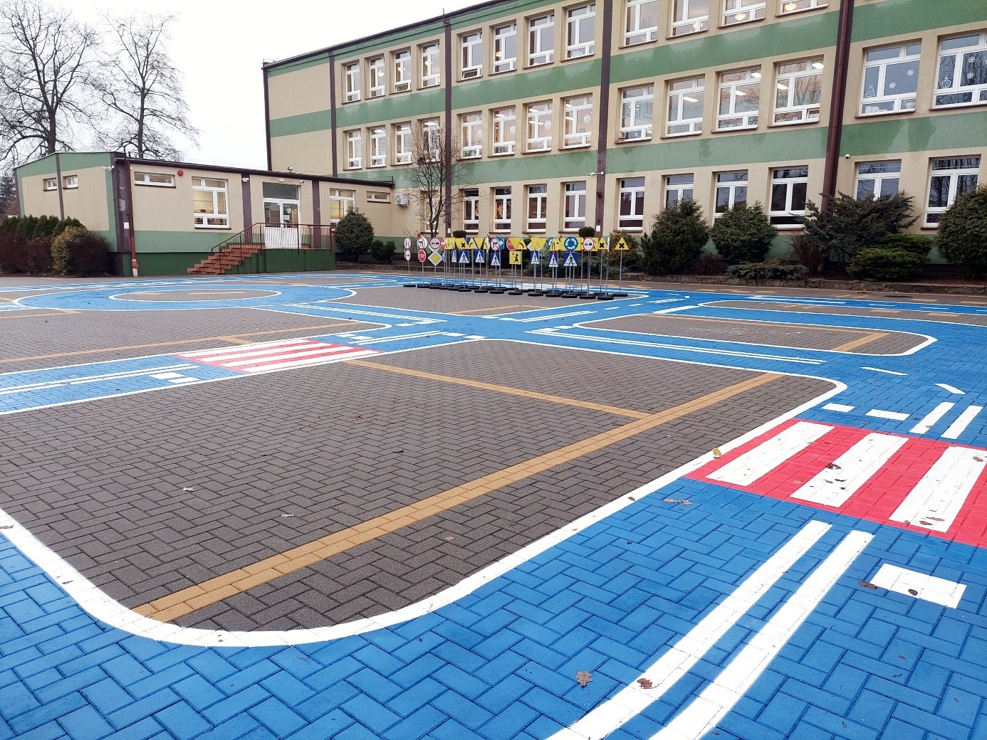 miasteczko rowerowe przed szkołą podstawową nr 28