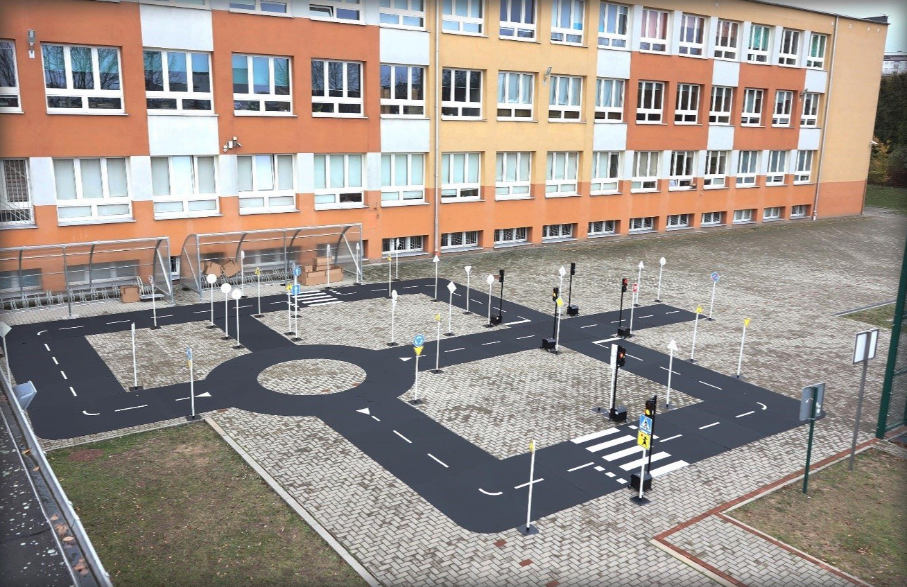 miasteczko rowerowe przed szkołą podstawową nr 34