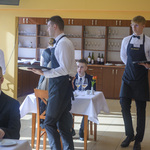 Uczestnicy konkursu kelnerskiego podczas I etapu konkursu – Nakrycia stołów zgodnie z zamówieniem.