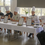 Jurorzy konkursu kulinarnego podczas pracy. Oceniają dania konkursowe.