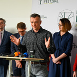Uczestnik konferencji prasowej przemawia z mównicy 
