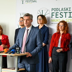 Uczestnik koferencji przemawia z mównicy