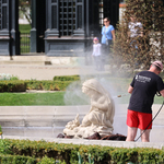 Mężczyzna myje myjką ciśnieniową posąg znajdujący się w fontannie przy Pałacu Branickich