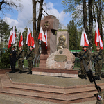 Warta honorowa pod pomnikiem 