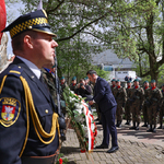 Zastępca przydenta Przemysław Tuchliśki składa wieniec przy pomniku