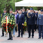 Zastępca prezydenta Przemysław Tuchliński w  asyście mundurowych