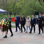 Mundurowi zmierzają w stronę pomnika