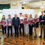 Prezydent Tadeusz Truskolaski oraz Zastępca Prezydenta Rafał Rudnicki pozują do zdjęcia z nagrodzonymi sportowcami
