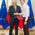 Prezydent Tadeusz Truskolaski gratuluje młodemu sportowcowi