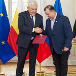 Prezydent Truskolaski gratuluje mężczyźnie 