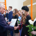 Prezydent Tadeusz Truskolaski gratuluje wyróżnionej absolwentce I Liceum Ogólnokształcącego imienia Adama Mickiewicza w Białymstoku