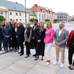 Radni i urzędnicy zgromadzeni na Rynku Kościuszki podczas konferencji prasowej, w tle budynki