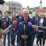 Prezydent Tadeusz Truskolaski przemawia do mikrofonów w trakcie konferencji prasowej na Rynku Kościuszki