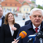 Prezydent Tadeusz Truskolaski przemawia na konferencji prasowej do mikrofonów, na drugim planie inni uczestnicy 