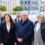 Prezydent Tadeusz Truskolaski stoi w towarzystwie radnych na Rynku Kościuszki