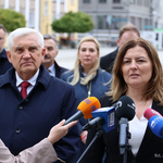 Przewodnicząca Rady Miasta Katarzyna Jamróz przemawia do mikrofonów podczas konferencji prasowej, w tle Prezydent Miasta Białegostoku, radni oraz urzędnicy 