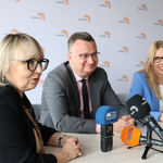 Zastępca Prezydenta Rafał Rudnicki, Radna Katarzyna Kisielewska-Martyniuk oraz Monika Kondratowicz z Departamentu Edukacji udzielają wywiadu podczas konferencji prasowej